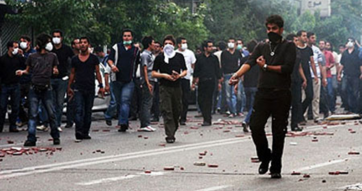 اليوم الرابع للاشتعال الكبير: إيران على صفيح ساخن… الإضرابات تتمدد والرصاص يواجه الشارع دخلت الانتفاضة الشاملة في إيران يومها الرابع، وسط تصعيد ميداني واسع النطاق شمل استمرار الإضرابات والاشتباكات المباشرة في عشرات المدن، في مشهد يؤكد انتقال البلاد إلى مرحلة مواجهة مفتوحة بين المجتمع الغاضب