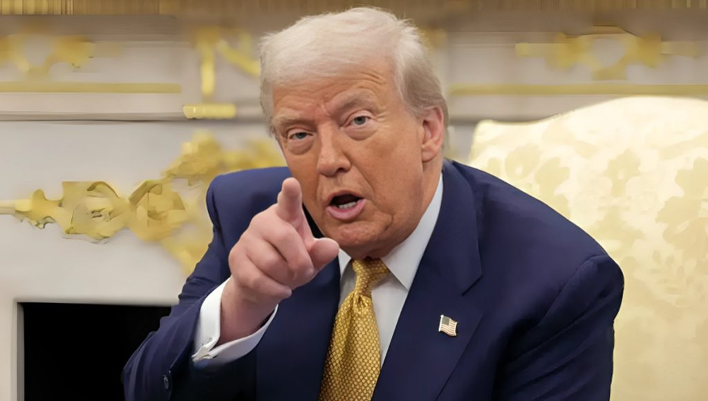 ترامب يوجّه إنذارًا صارمًا لطهران: إطلاق النار على المتظاهرين السلميين سيستدعي تدخّل أمريكا قال الرئيس الأمريكي دونالد ترامب في منشور على منصة تروث سوشال إن الولايات المتحدة “ستتدخل لإنقاذ المتظاهرين الإيرانيين السلميين إذا أطلقت إيران النار عليهم وقتلتهم بعنف”، مؤكداً أن واشنطن “على أهبة الاستعداد وجاهزة للتحرك” في مثل هذا السيناريو.