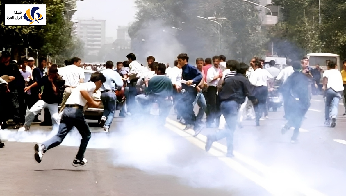 عاصفة عالمية على طهران: التحام «البازار» و«الجامعة» يضع النظام الإيراني في مأزق قاتل سلّطت كبريات وكالات الأنباء ووسائل الإعلام الدولية الضوء على التصعيد غير المسبوق للانتفاضة الوطنية في إيران، كاشفةً عن مشهد يتجاوز الاحتجاجات التقليدية إلى تحامٍ تاريخي بين قلب الاقتصاد التقليدي «البازار» ووعي التغيير «الجامعة».