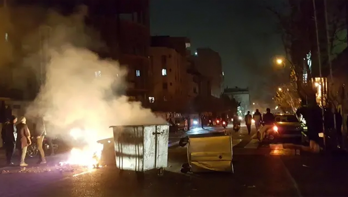 انتفاضة الشارع تكسر حاجز الخوف وتضع النظام في مواجهة المصير مع دخولها يومها السادس، خرجت الانتفاضة الإيرانية من إطار الاحتجاجات الموضعية لتتحول إلى مشهد وطني