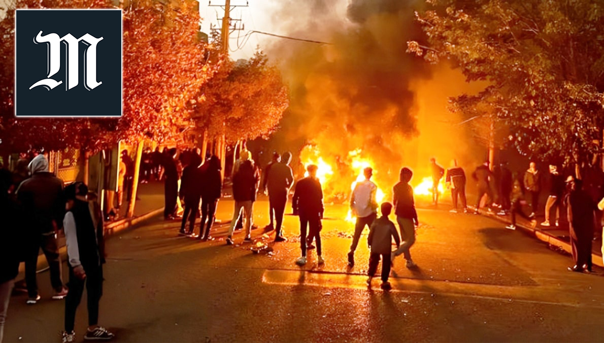 شرارة البازار تُربك طهران: احتجاجات التجار تعصف باستقرار النظام الإيراني كشفت صحيفة «لوموند» الفرنسية في تقرير موسّع أن موجة الاحتجاجات الاجتماعية التي تقودها شريحة التجار وأصحاب المحلات باتت تشكّل أحد أخطر التحديات التي تواجه النظام الإيراني في المرحلة الراهنة، لما تحمله من ثقل اقتصادي ورمزية تاريخية، ولتجاوزها السريع سقف المطالب المعيشية إلى الفضاء السياسي المفتوح.