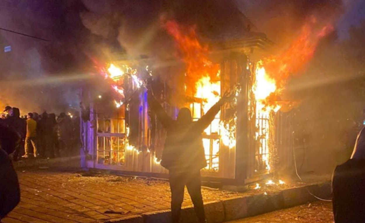 معادلة الردع الجديدة في شوارع إيران.. "شباب الانتفاضة" يشلون قدرة النظام على القمع ويحررون المدن