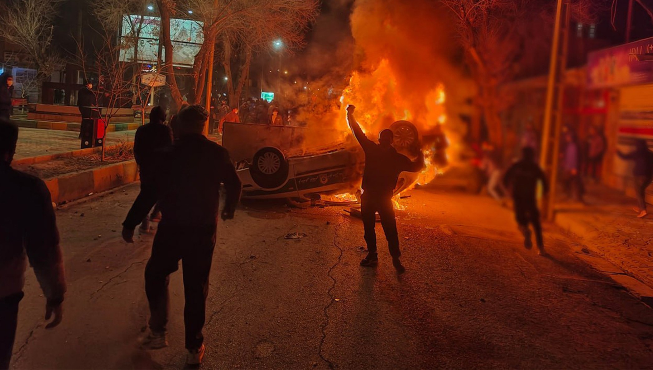 لوموند: من شعار إسقاط الشاه إلى إسقاط خامنئي… نظام طهران المترنّح في مواجهة أمة كسرت حاجز الخوف في قراءة تحليلية عميقة للمشهد الإيراني، رأت صحيفة “لوموند“ الفرنسية، في مقال بقلم الكاتب البارز آلان فراشون، أن النظام الحاكم في طهران يقف اليوم عند حافة النهاية التاريخية.