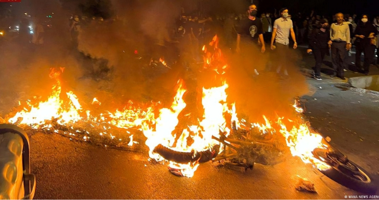 في اليوم الثامن للانتفاضة الوطنیة :الأزمة بلا علاج والاقتصاد وصل نقطة الانفجار تزامناً مع دخول انتفاضة الشعب الإيراني يومها الثامن، والتي اندلعت شرارتها من بازار طهران نتيجة الانهيار المتسارع للعملة، أعلنت وسائل إعلام "نظام الملالي"