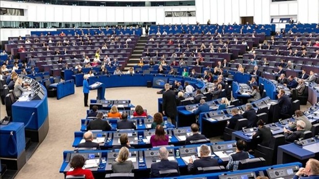 البرلمان الأوروبي يحيّي ضحايا إيران بالتصفيق: قرار عاجل يدين مقتل 3000 متظاهر ويحذّر من موجة إعدامات في جلسة عقدها البرلمان الأوروبي في ستراسبورغ بتاريخ 19 يناير