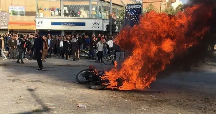 التايمز: ساعة الفرار تقترب… “خطة هروب سرّية” لخامنئي ودائرته الضيقة على طريقة الأسد كشفت صحيفة “التايمز” البريطانية، في تقرير نشرته يوم الاثنين 5 يناير/كانون الثاني، عن معطيات استخباراتية حساسة تفيد بأن ولی الفقیةعلي خامنئي أعدّ “خطة هروب”