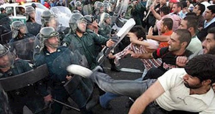 انكسار وهم الإصلاح وولادة مشروع الجمهورية الديمقراطية في إيران يقف المشهد الإيراني اليوم عند منعطف تاريخي حاسم، حيث يتقاطع نبض البازار بوصفه العمود الفقري للاقتصاد التقليدي، مع وعي الجامعة باعتبارها محرّك الحداثة والتمرد السياسي، في تلاحم غير مسبوق يضرب صميم بنية السلطة