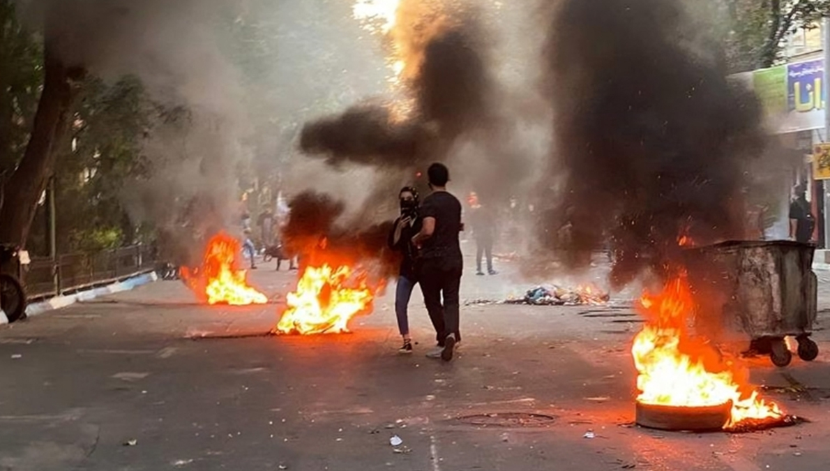 تقریر عن اليوم الثالث عشر للانتفاضة الوطنیة الجماهير الإيرانية تكسر حاجز الخوف وتسيطر على شوارع طهران والمدن الكبرى متحدية تهديدات خامنئي وقمع "حرس النظام" بحرق المقرات وشعارات "عام الدم"