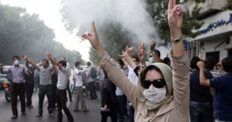 بودكاست "Project Third-Eye": زلال حبيبي تكشف ملامح الثورة الإيرانية وتقطع الطريق على "ديكتاتورية الشاه والملالي" في حلقة استثنائية من بودكاست "Project Third-Eye Opened"، استضاف الإعلامي "توني إل" الناشطة والحقوقية زلال حبيبي، التي قدمت قراءة معمقة لواقع الانتفاضة الإيرانية المستعرة في عام 2026. وأكدت حبيبي أن الشعب الإيراني حسم خياره النهائي برفض كافة أشكال الاستبداد، رافعاً شعاراً لا لبس فيه: "لا لنظام الشاه ولا لنظام الملالي".