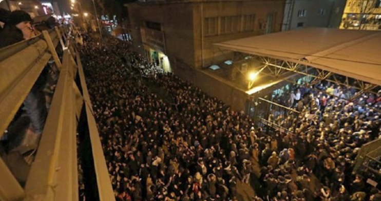 صحيفة التلغراف البريطانية: مريم رجوي تؤكد أن نظام ملالي طهران واهن وفي طريقه للسقوط المحتوم نشرت صحيفة "التلغراف" البريطانية مقالاً تحليلياً موسعاً للسيدة مريم رجوي، الرئيسة المنتخبة من قبل المجلس الوطني للمقاومة الإيرانية، تناولت فيه التطورات المتسارعة داخل إيران.