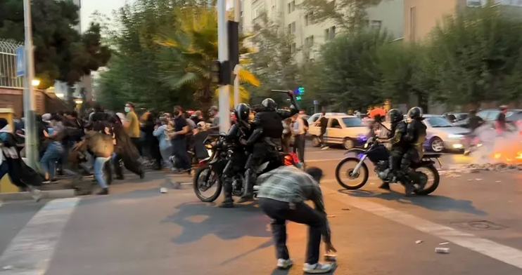 في اليوم التاسع للانتفاضة: إيران تشتعل تحت أقدام الملالي.. "حرب شوارع" في العاصمة شهد يوم الاثنين، 5يناير2026،منعطفاً حاسماً في مسار الانتفاضة الوطنية الإيرانية، حيث انتقل الحراك الشعبي من مرحلة "الإضرابات التحذيرة" في الأسواق إلى مرحلة "المواجهة الشاملة" في الشوارع