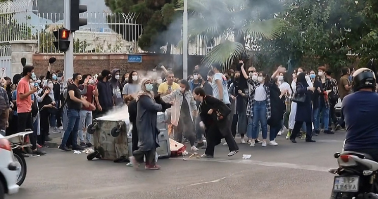 لماذا أصبحت أدوات "ولاية الفقيه" عاجزة أمام الانتفاضة الأخيرة؟ تحت عنوان "هذه الانتفاضة لا يمكن كبحها"، نشرت صحيفة "النهار" اللبنانية مقاربة تحليلية للدكتور سنابرق زاهدي، رئيس لجنة القضاء في المجلس الوطني للمقاومة الإيرانية. يفكك المقال "معضلة البقاء" التي يواجهها النظام الإيراني،