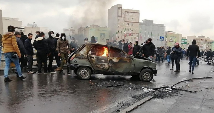 مدن تنتفض وتتحرّر… آبدانان وملكشاهي خارج قبضة القمع وهروب قوات النظام في تصعيد لافت لمسار الانتفاضة الشعبية، شهد يوم الثلاثاء 6 يناير/كانون الثاني 2026 اتساع رقعة الغضب في مختلف مدن البلاد، ما أدخل نظام الملالي في حالة من الذعر والارتباك. ففي محافظـة إيلام