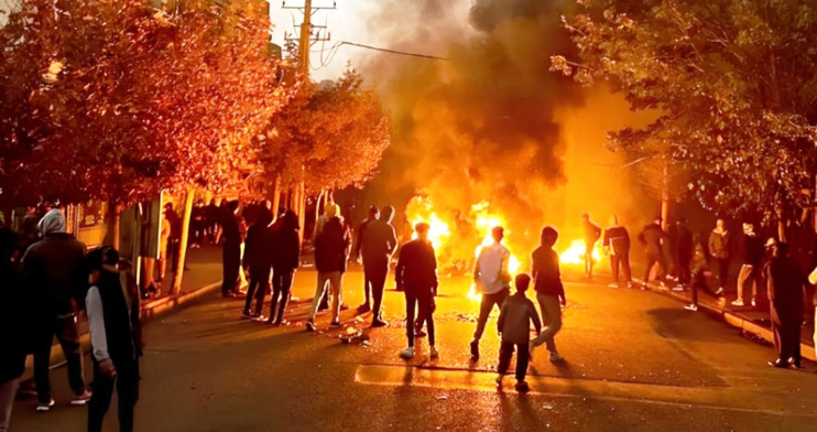 واشنطن تُدين وتُسمّي الأشياء بأسمائها: اقتحام مستشفى إيلام جريمة ضد الإنسانية وصمود الإيرانيين صرخة عدالة لا تُقمع في موقف أمريكي حازم يعكس تصاعد القلق الدولي، أصدرت وزارة الخارجية الأمريكية، يوم الاثنين 5 يناير، بيانين شديدي اللهجة أدانت فيهما القمع المتواصل في إيران، ووصفت الهجوم الذي نفذته قوات النظام على مستشفى في مدينة إيلام بأنه «جريمة واضحة ضد الإنسانية»، مؤكدة في الوقت ذاته أن شجاعة الإيرانيين في اليوم التاسع من الانتفاضة الوطنية تمثل «صرخة قوية من أجل العدالة والحرية».
