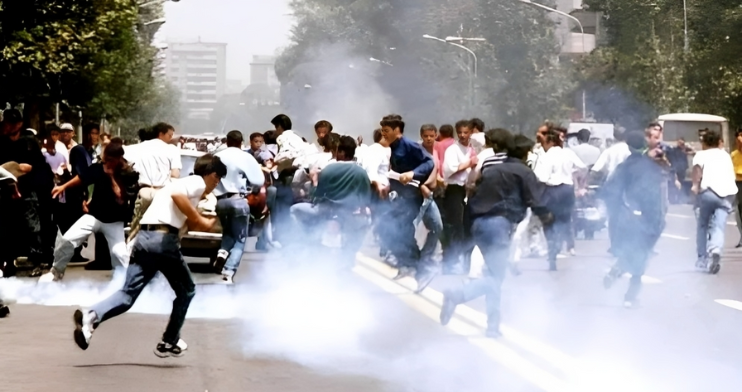 من إيلام إلى بازار طهران: اليوم العاشر يكسر جدار الخوف ويُربك قبضة النظام في اليوم العاشر للانتفاضة الوطنية في إيران، دخلت المواجهة طورًا ميدانيًا أكثر اتساعًا وحدة، مع تطورات متلاحقة لحظة بلحظة عكست انتقال الشارع من الاحتجاج إلى فرض الوقائع. فمن إيلام وآبدانان غربًا، وصولًا إلى قلب بازار طهران