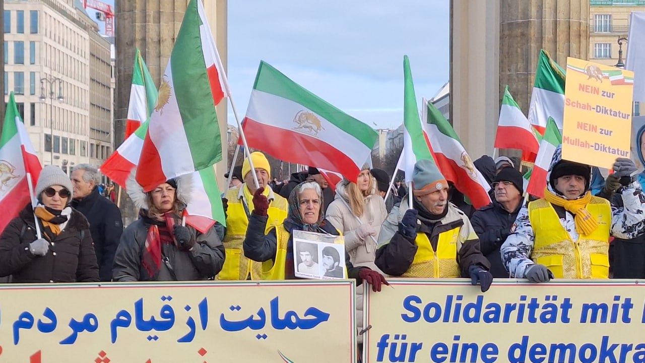من عواصم الغرب إلى قلب الشارع الإيراني: صرخة واحدة في وجه الاستبداد… لا للشاه ولا للملالي تزامنًا مع استمرار الانتفاضة الوطنية في إيران، شهدت عدة عواصم ومدن أوروبية وأمريكية تظاهرات واسعة نظمها الإيرانيون الأحرار وأنصار منظمة مجاهدي خلق والمجلس الوطني للمقاومة الإيرانية، في مشهد جسّد امتداد الانتفاضة خارج الحدود. ففي بروكسل وأمستردام وأوسلو ولندن ودالاس وغوتنبرغ، تحدّى المتظاهرون برد الشتاء القارس ليرفعوا صوت الشعب الإيراني عاليًا، مطالبين بإسقاط النظام وإقامة جمهورية ديمقراطية تقوم على الحرية والعدالة.