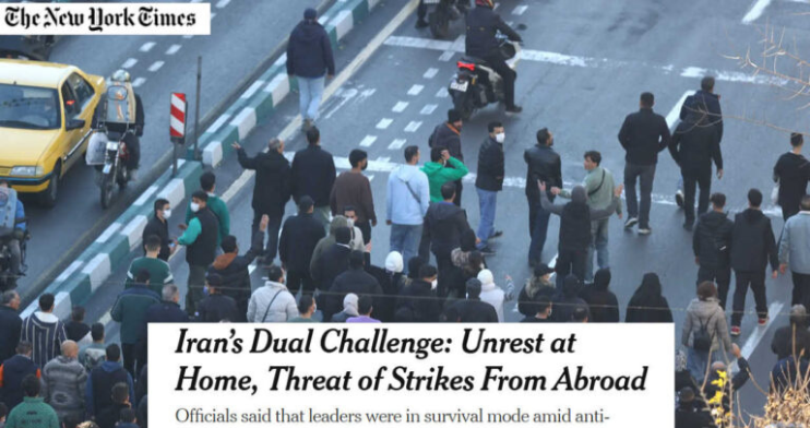 نيويورك تايمز: إيران عند حافة الزلزال… نظام يتخبّط بين غضب الشارع وكابوس السقوط رسمت صحيفة نيويورك تايمز الأمريكية في مقال تحليلي نشرته يوم الأحد 4 يناير، لوحة شديدة القتامة للمشهد الداخلي في إيران، معتبرة أن نظام الجمهورية الإسلامية يمرّ بإحدى أخطر لحظاته منذ تأسيسه.