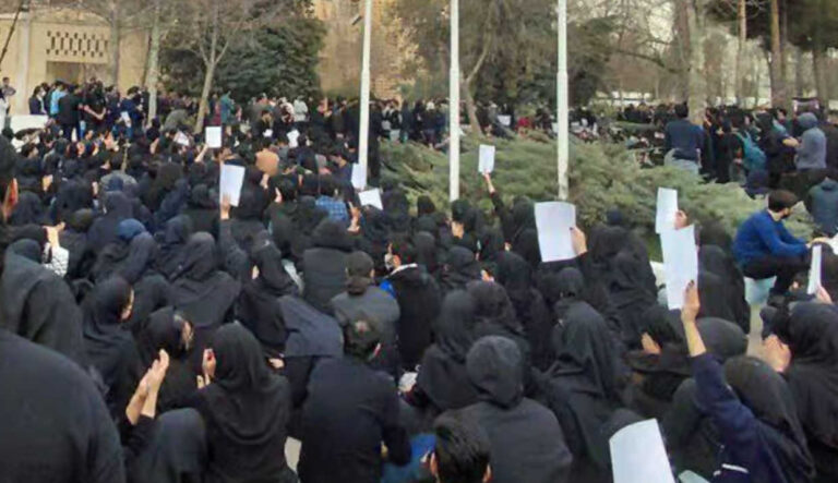 تصاعد انتفاضة الجامعات في إيران في يومها الخامس رغم القمع والإغلاقات الأمنية