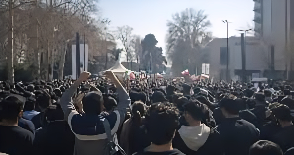 اشتباكات دامية في جامعات إيران: الرصاص الحي يواجه شعارات عام الدم وقلق دولي من انفجار الأوضاع