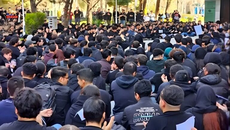 الانهيار الاقتصادي ودماء شهداء الانتفاضة يدفعان النظام الإيراني نحو الهاوية لم تعد أزمة النظام الإيراني محصورة في هتافات الشوارع، بل باتت تنعكس بوضوح في أسعار الخبز