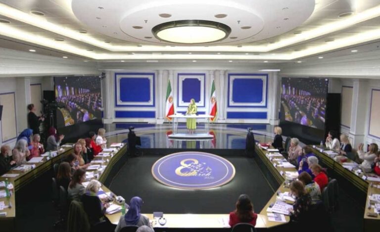 واشنطن إكزامينر: قيادة النساء ترعب طهران.. والرهان على بقايا نظام الشاه خطأ استراتيجي للغرب في مقال افتتاحي يعكس عمق التحولات في الشارع الإيراني