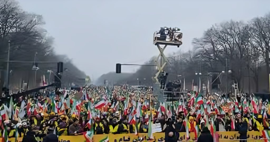 صدى الحرية في برلين والعزلة الدولية للحرس الثوري؛ نهاية حقبة السياسات الرمادية سامي خاطر لم يعد التعاطي الدولي مع النظام الحاكم في إيران مجرد عملية "إدارة أزمة"، بل تحول بفضل صمود الشعب والمقاومة المنظمة إلى مواجهة مباشرة مع جوهر المشكلة
