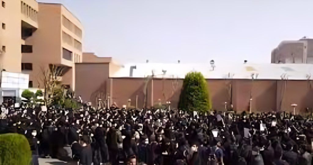 الجامعة الإيرانية: خندق الوعي المنيع في وجه نظام الشاه ونظام الملالي في شتاء عام 2026، وبينما لم تجف بعد دماء شهداء مجازر يناير، تحولت ساحات الجامعات الإيرانية مجدداً إلى برلمانات شعبية تصوغ مستقبل البلاد.