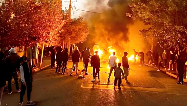 محاولة يائسة لترميم معنويات الحرس، واستمرار الاحتجاجات منذ 28 ديسمبر د. سامي خاطر أكاديمي وأستاذ جامعي الانهيار الداخلي لحرس النظام تشير تقارير فوكس نيوز إلى أن القيادة الإيرانية تواجه أزمة ثقة غير مسبوقة داخل صفوف الحرس الثوري الإيراني.