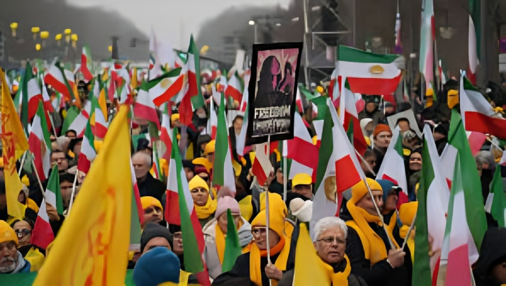 برلين تتحدث باسم الإيرانيين: سقوط حكم الملالي يدخل مرحلته الحاسمة لم يكن المشهد الذي شهدته برلين مجرّد تظاهرة في المنفى، ولا فعالية رمزية لإحياء ذكرى تاريخية مضت