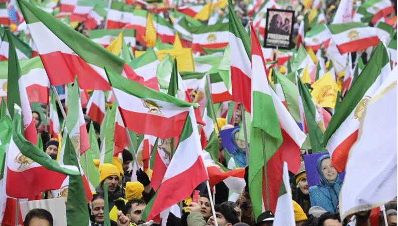 الآلاف يهتفون للمقاومة وشعار "لا لنظام الشاه ولا لنظام الملالي" يطغى على الحدث كشف تقرير ميداني نشرته قناة "فرانس 24" ووكالة الصحافة الفرنسية (AFP)،