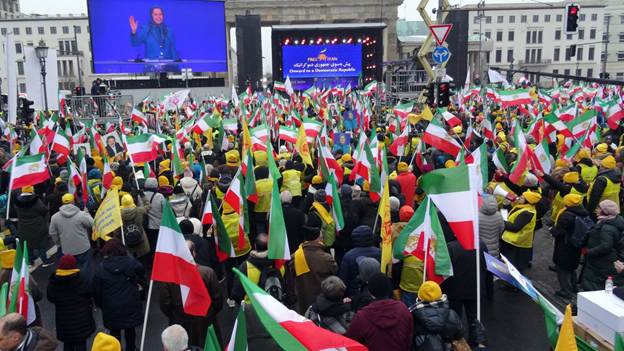 برلين تنتفض من أجل إيران حرة: تظاهرة حاشدة ومؤتمر دولي يدعو لإسقاط النظام وإقامة جمهورية ديمقراطية في مشهد تاريخي مهيب أمام “بوابة براندنبورغ” في العاصمة الألمانية برلين، احتشد عشرات الآلاف من أبناء الجالية الإيرانية وأنصارالمجلس الوطني للمقاومة الإيرانية، لإحياء ذكرى ثورة 1979 ضد نظام الشاه، وتأكيداً على استمرار انتفاضة الشعب الإيراني الحالية لإسقاط نظام الملالي.