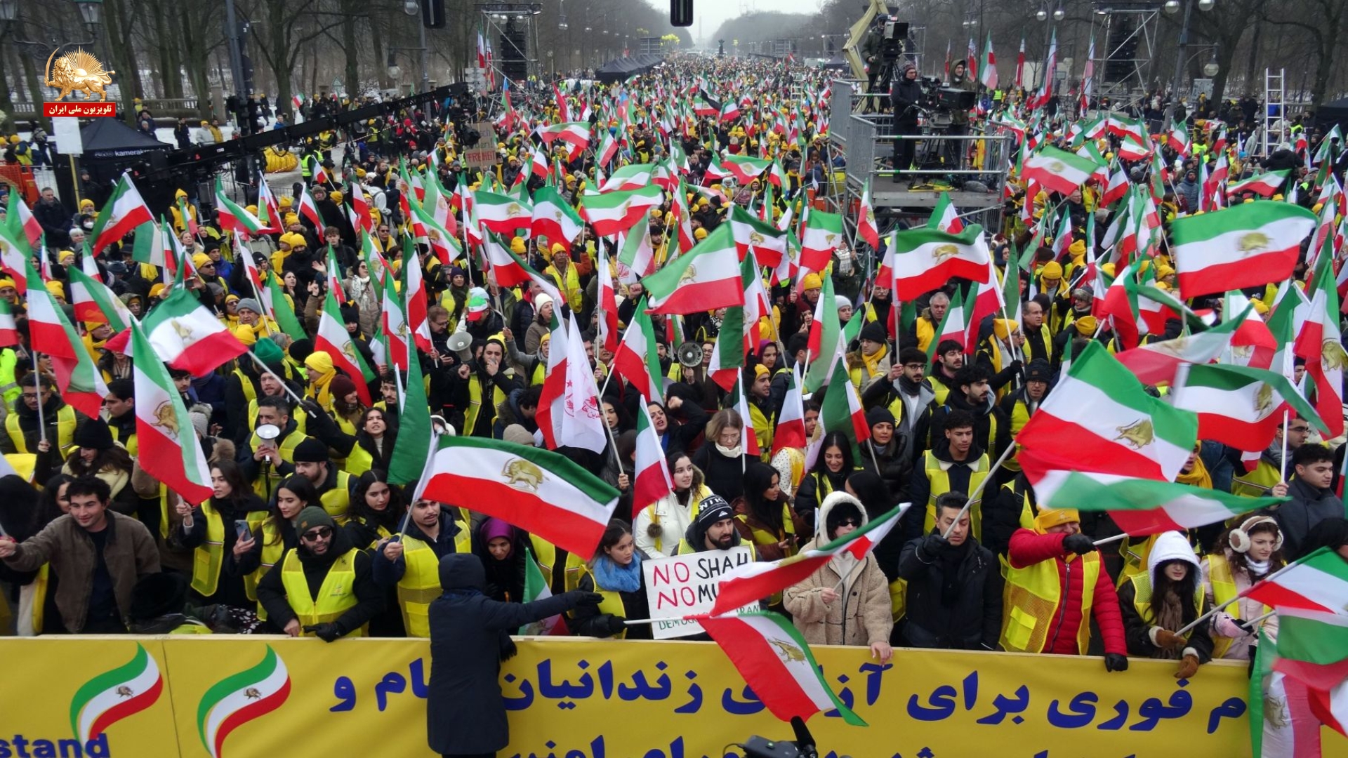 رويترز: حشد واسع في برلين دعماً للانتفاضة الإيرانية خرج آلاف المتظاهرين، اليوم السبت، إلى شوارع العاصمة الألمانية برلين، في تظاهرة حاشدة دعماً للاحتجاجات الشعبية