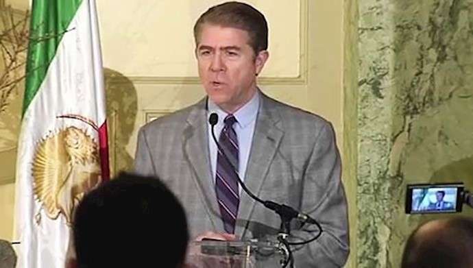 إعادة تدوير الاستبداد: مناورات "الخلافة" في خدمة الديكتاتورية الدينية د.سامي خاطر آكاديمي وأستاذ جامعي أولاً: صناعة الخلافة كأداة تضليل استراتيجي في مؤتمر "إيران : آفاق التغيير" الذي عُقد في برلين، قدّم السفير الأميركي الأسبق لينكولن بلومفيلد مداخلة يمكن توصيفها بأنها تفكيك منهجي لبنية السردية المصطنعة التي يروّجها النظام الإيراني ح