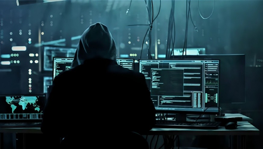 لو فيغارو» تكشف التلاعب الرقمي: شبكات حسابات وهمية لتسويق نجل الشاه كواجهة للمعارضة كشفت صحيفة «لو فيغارو» الفرنسية، في تقرير استقصائي معمّق، عن حملات رقمية