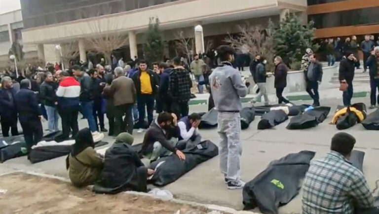 لوموند الفرنسية: النظام الإيراني يصعّد قمع الأطباء المعالجين لجرحى الانتفاضة كشفت صحيفة لوموند الفرنسية في تقرير صادم بعنوان «نظام إيران يقمع الأطباء المعالجين» أن سلطات النظام الحاكم شدّدت الرقابة والضغوط الأمنية بشكل كبير على الأطباء والعاملين في القطاع الصحي الذين يقدمون العلاج لجرحى الاحتجاجات الشعبية.