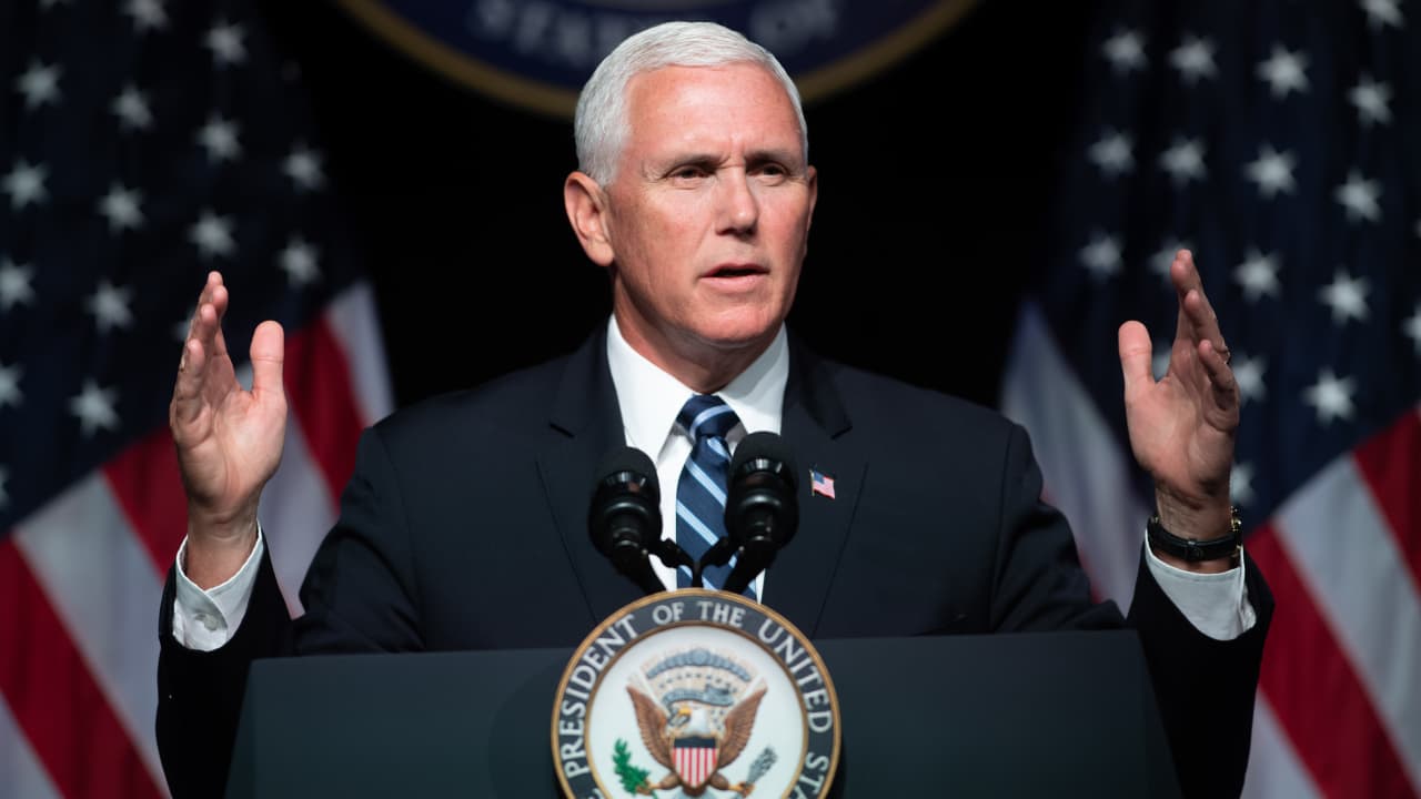 مايك بنس : نظام الملالي يترنح.. والوقت حان لتوجيه "ضربة الموت" لا التفاوض في موقف يعكس تصاعد الضغوط على طهران، دعا نائب الرئيس الأمريكي السابق، مايك بنس، الإدارة الأمريكية إلى التخلي عن أي فكرة للتفاوض مع "نظام الملالي"، مؤكداً أن الوقت قد حان لاستخدام "القوة الأمريكية" لتوجيه ضربة قاضية ترسل هذا النظام إلى "مزبلة التاريخ".