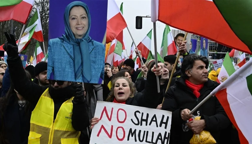 "دويتشه فيله": الآلاف متظاهر في برلين يطالبون بإسقاط النظام الإيراني نشرت مؤسسة "دويتشه فيله" (DW) الألمانية تقريراً مفصلاً عن المظاهرة الضخمة التي نظمتها