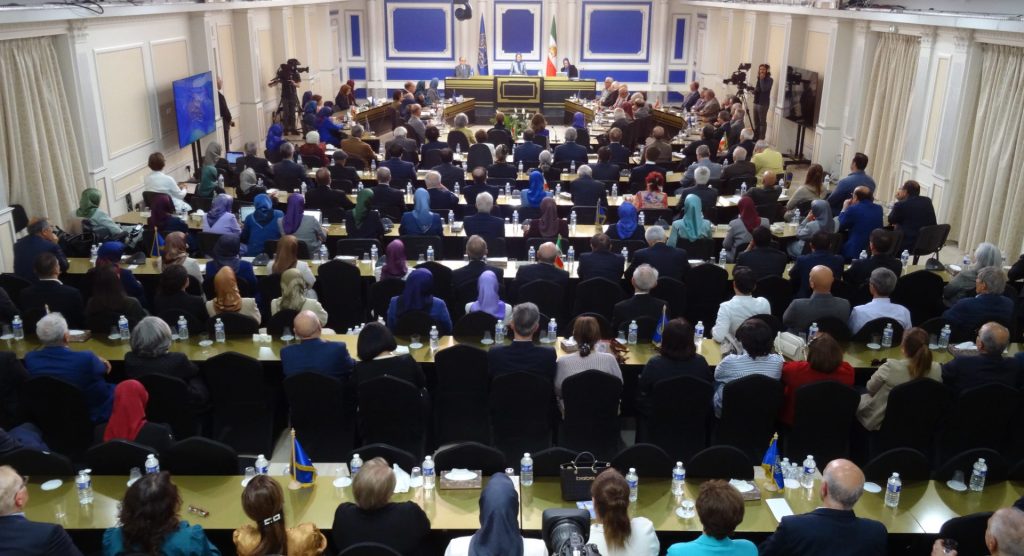 معركة السيادة في إيران: من قبضة الولي الفقيه إلى مشروع الجمهورية الديمقراطية د. سامي خاطر آكايمي واستاذ جامعي أولاً: من المعارضة إلى مشروع الدولة البديلة يشكّل إعلان الحكومة المؤقتة للجمهورية الديمقراطية في إيران من قبل المجلس الوطني للمقاومة الإيرانية