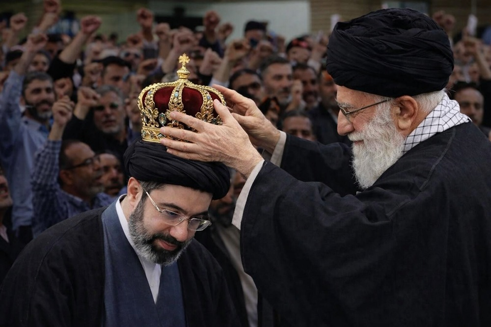 تعيين مجتبى خامنئي وتوريث الدكتاتورية نهاية الشرعية والاعتراف بالضعف لقد كشف تعيين مجتبى خامنئي كولي فقيه قادم حقيقة أدركها الشعب الإيراني منذ زمن طويل