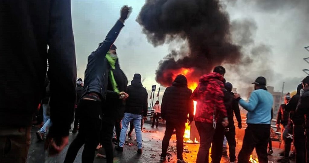 صوت أمريكا الحقيقي:الاحتجاجات والمقاومة تشكلان محرك التغيير في إيران في تغطية إعلامية عبر شبكة صوت أمريكا الحقيقي RAV، تم تسليط الضوء على تصريحات علي رضا جعفرزاده، التي استعرض