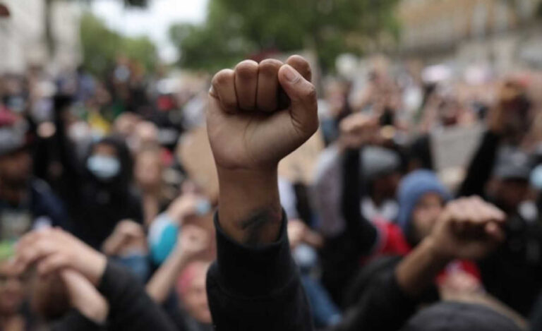 عندما تلد الأزمات تطرفاً: صعود السرديات الاستبدادية في إيران.. بين جحيم نظام الملالي ووهم نظام الشاه تُبنى الأنظمة الشمولية على سرديات أيديولوجية جامدة تدّعي امتلاك الحقيقة المطلقة