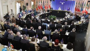 إيران على مفترق الطرق: المقاومة الوطنية كحل وحيد للأزمة الكهنوتية تصاعد الأزمة في إيران يعزز طرح المقاومة الإيرانية بوصفها بديلاً سياسياً منظماً لإسقاط النظام الكهنوتي وإقامة جمهورية ديمقراطية.