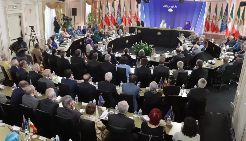 إيران بعد صدمة الحرب: بين خدعة “ابن الشاه” وخيار الحكومة المؤقتة الديمقراطية مرحلة ما بعد الضربة: نظام يتآكل من الداخل تشير التطورات المتسارعة في المشهد الإيراني إلى دخول البلاد مرحلة تحول تاريخي غير مسبوق بعد الضربات الجوية الواسعة التي استهدفت البنية العسكرية للنظام.