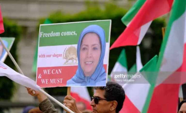 سي بي إس تكساس: الجالية الإيرانية تحتشد عقب أنباء مقتل خامنئي.. وتؤكد أن التغيير تقوده وحدات المقاومة