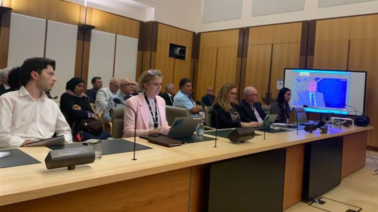 مريم رجوي: ترياق النظام الكهنوتي في إيران هو إسقاط النظام من خلال انتفاضة الشعب والمقاومة المنظمة رسالة السيدة مريم رجوي إلى مؤتمر بحضور أعضاء البرلمان ومجلس الشيوخ الأسترالي