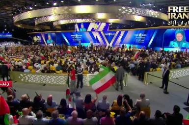 الملالي على صفيح ساخن: الحكومة المؤقتة كحل لإنقاذ إيران عبدالرزاق الزرزور المقدمة: لحظة حاسمة للشعب الإيراني تشهد إيران اليوم مرحلة تاريخية حاسمة قد تحدد مستقبل البلاد السياسي لعقود قادمة. وفق تقرير نشره موقع يور نيوز للكاتب عمرو جوهر، تؤكد الدكتورة رامش سبهراد