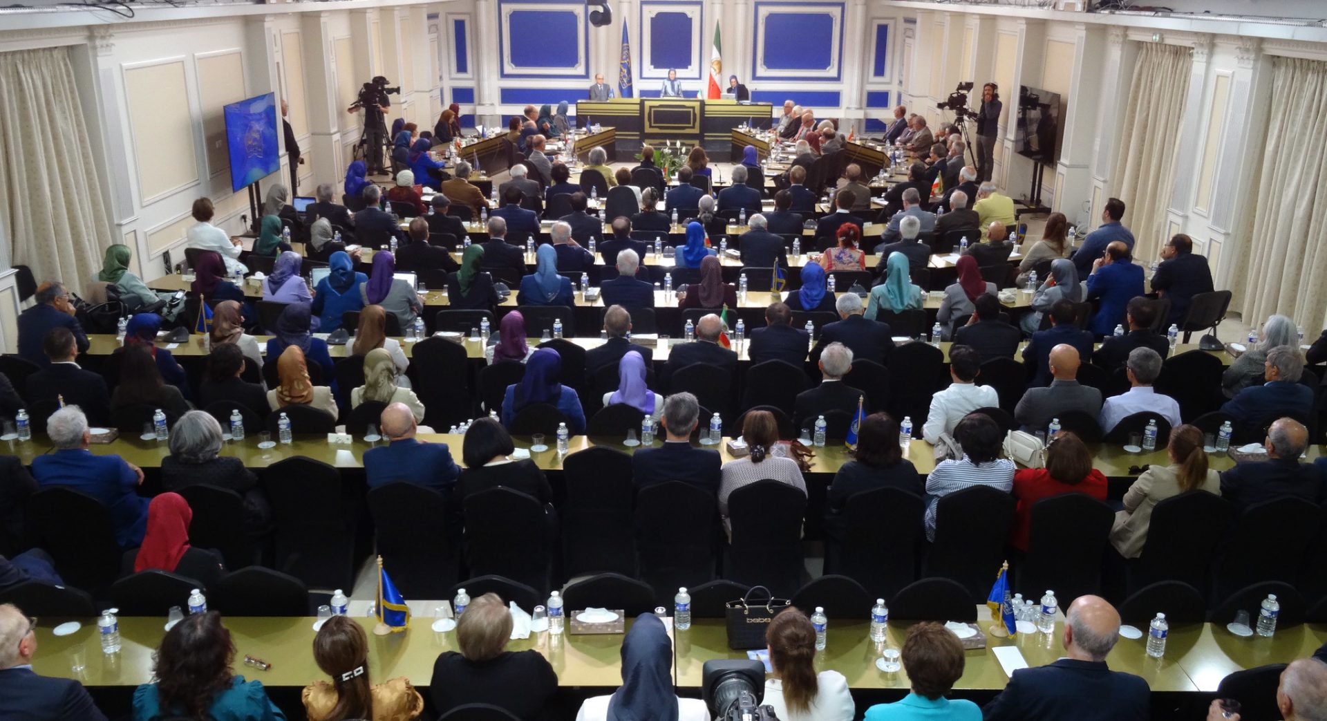 معركة السيادة في إيران: من قبضة الولي الفقيه إلى مشروع الجمهورية الديمقراطية د. سامي خاطر آكايمي واستاذ جامعي أولاً: من المعارضة إلى مشروع الدولة البديلة يشكّل إعلان الحكومة المؤقتة للجمهورية الديمقراطية في إيران من قبل المجلس الوطني للمقاومة الإيرانية