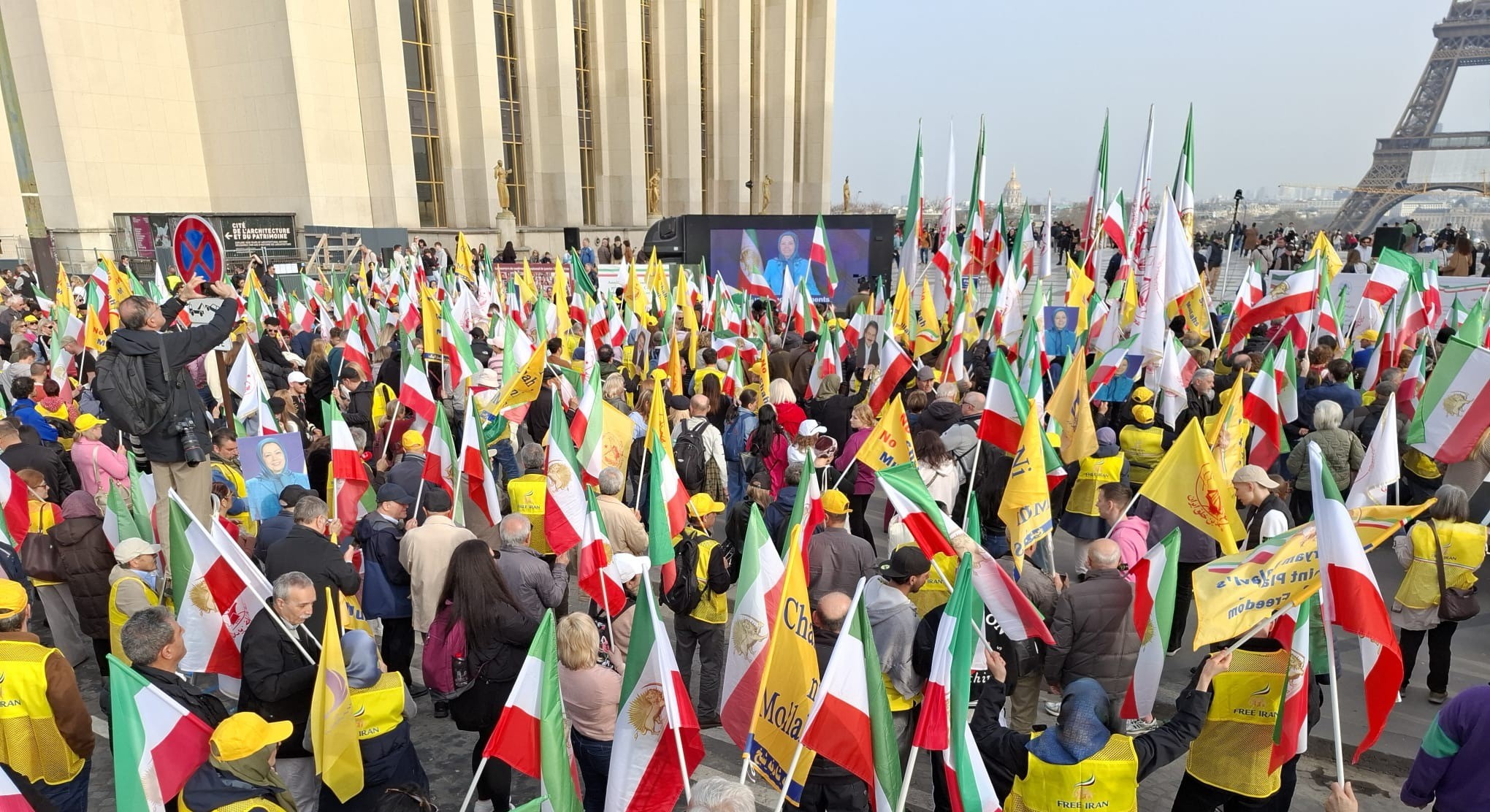 تظاهرة لأنصار المقاومة في باريس: رسالة مريم رجوي ترسم ملامح المستقبل برفض قاطع لـ نظام الشاه والولي الفقيه في السادس من مارس 2026، شهدت العاصمة الفرنسية باريس تظاهرة حاشدة لأنصار المقاومة الإيرانية ومنظمة مجاهدي خلق .