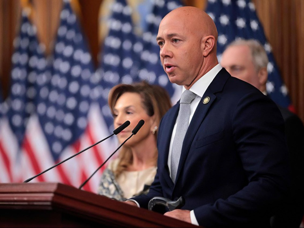 برايان ماست: الشعب الإيراني هو قوة التغيير.. والنظام يعذب مواطنيه منذ عقود صرح برايان ماست، رئيس لجنة الشؤون الخارجية بمجلس النواب الأمريكي، في مقابلة نُشرت يوم الاثنين 9 مارس، أن النظام الإيراني