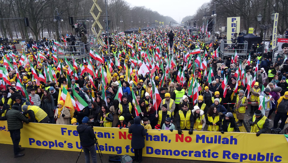 من ضرب المراكز الأمنية إلى إعلان الحكومة المؤقتة : هل دخل نظام الملالي مرحلة الانكشاف النهائي؟ عبدالرزاق الزرزور محامي و ناشط حقوقي سوري تشير المعطيات الأخيرة الصادرة عن المواقع، إلى انتقال نوعي في طبيعة المواجهة داخل إيران